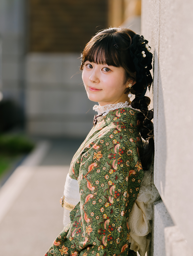 写真撮影されている着物姿の女性